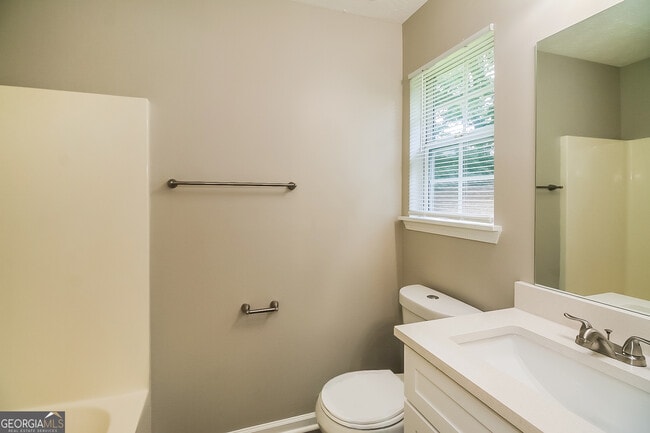 Building Photo - 8303 Lakeview Dr SW