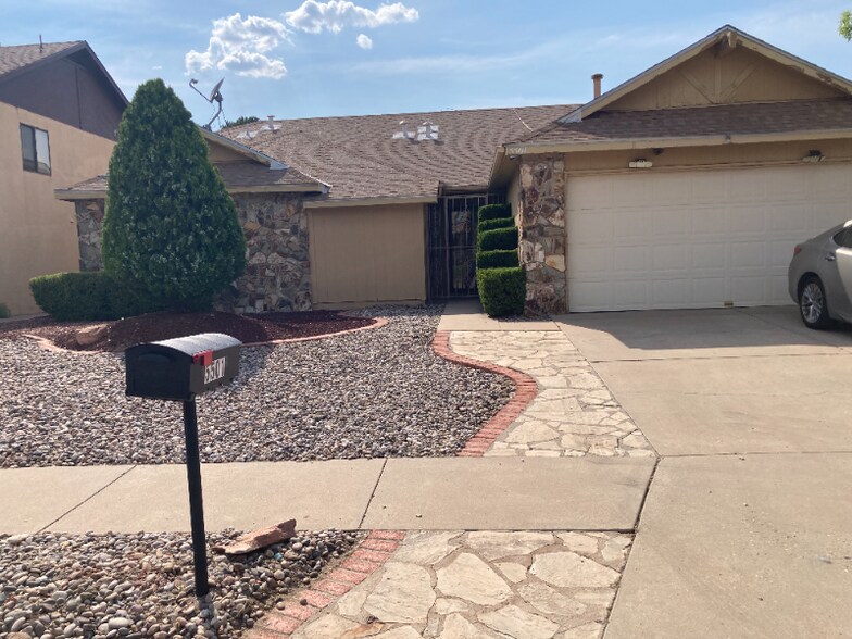 Building Photo - 5501 Vista Sandia NE