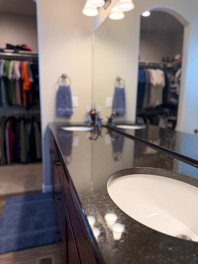 Building Photo - 724 Pioneer Dr