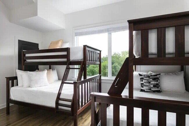 Building Photo - 738 Douglas Ave