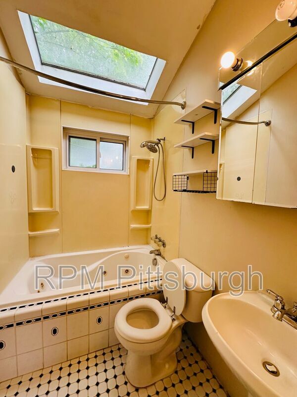 Building Photo - 319 Elfort Dr