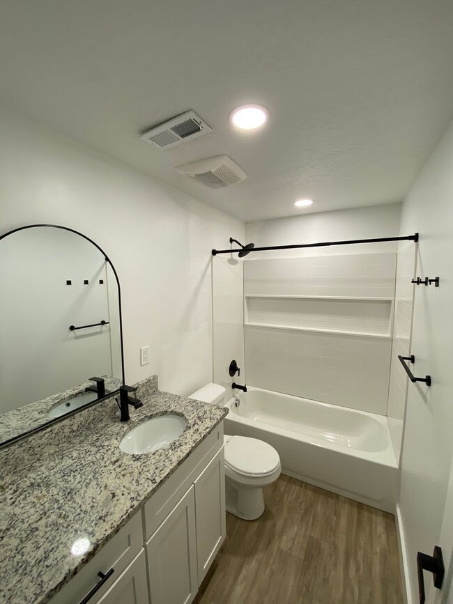 Building Photo - Beautiful House with basement apartment