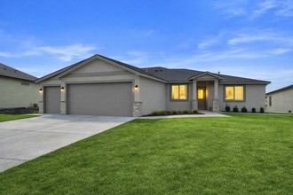 Building Photo - Executive home~move in ready!