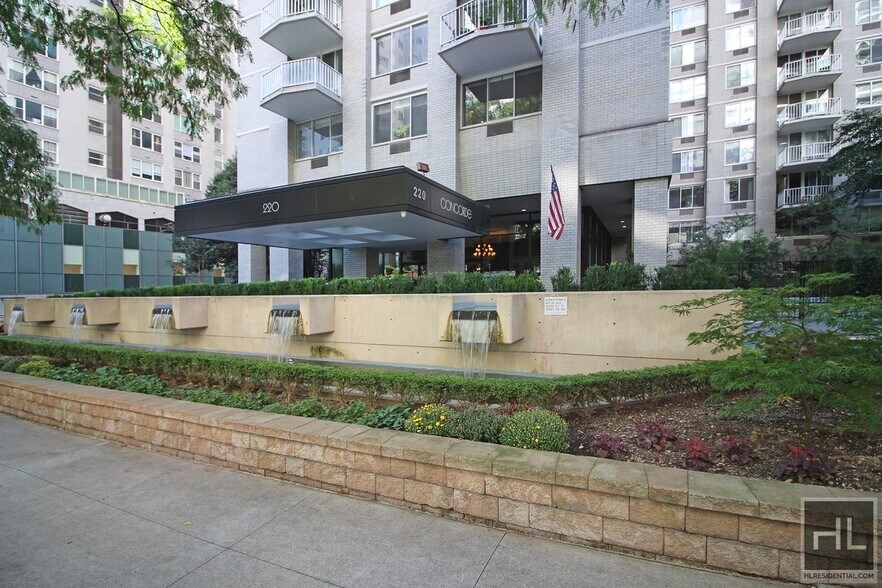 Building Photo - 220 E 65th St