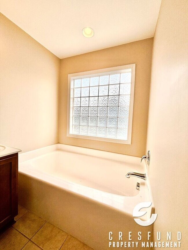 Building Photo - NEW PAINT AND LVP FLOORING! BEAUTIFUL 3 BE...