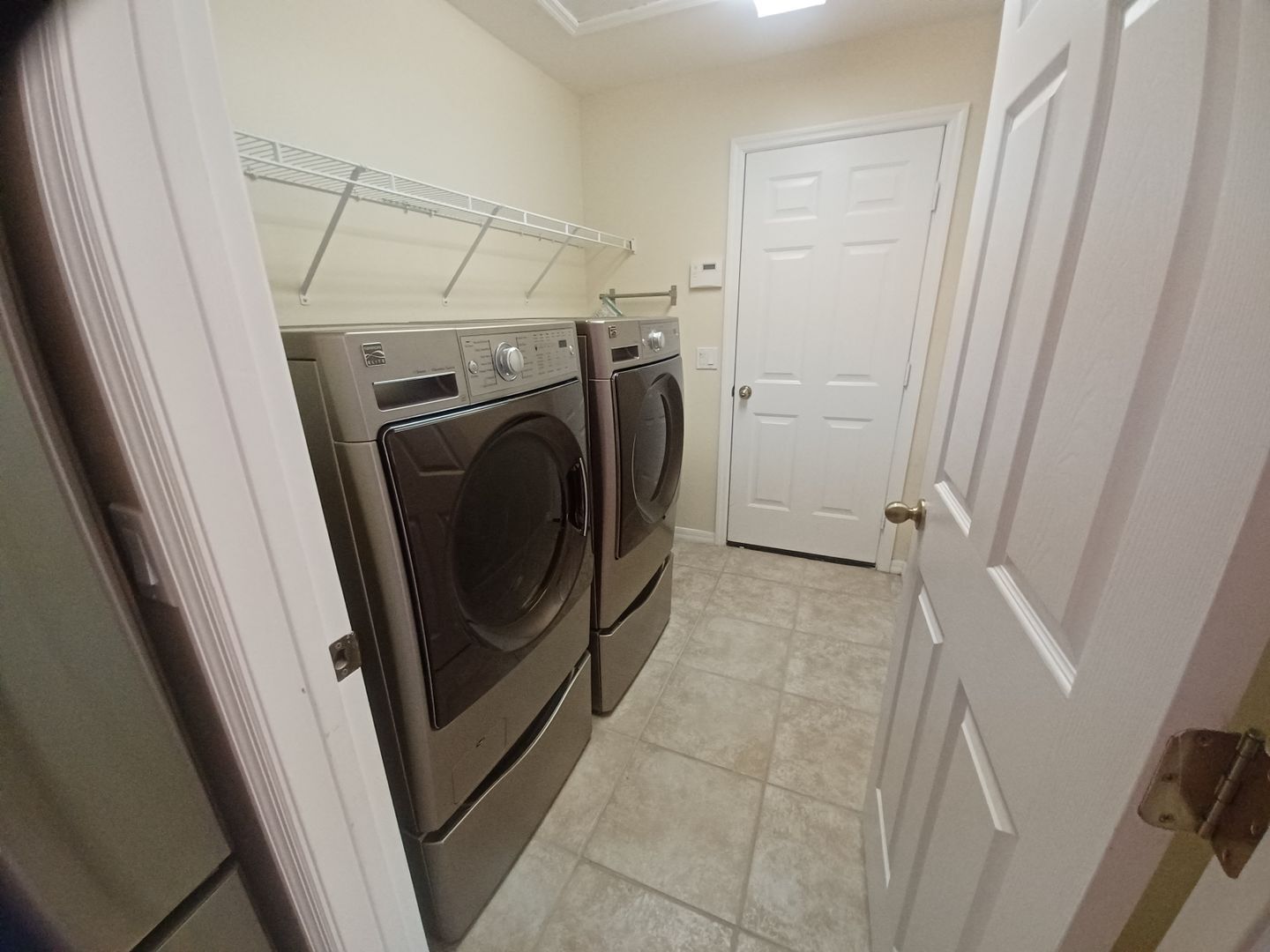 Building Photo - Gorgeous 4/2 wont last long