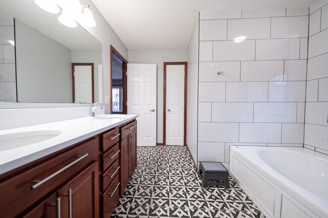 Building Photo - 5128 Yuma Ln N
