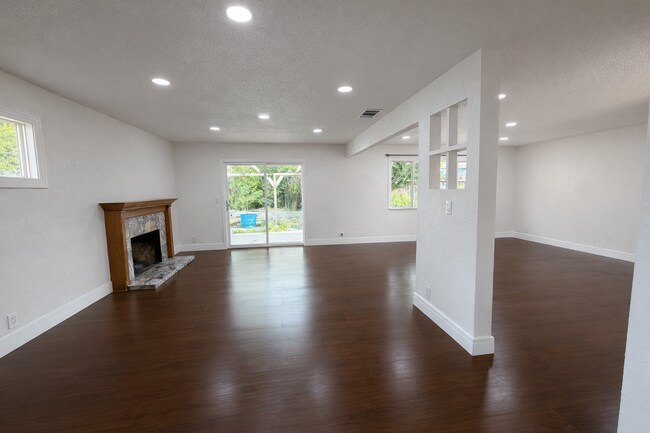 Building Photo - 3 bed 2 Bath Home Recently renovated single-family home in Fairfield,