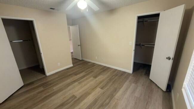 Building Photo - 2 Bedroom Condo!