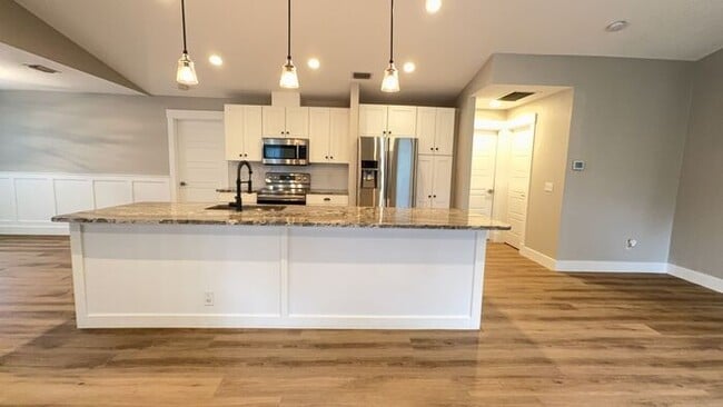 Building Photo - Open floor plan pool home