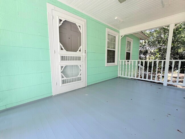 Building Photo - 606 Collins Dr