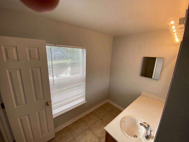 Building Photo - Beautiful 4 Bedroom, 3.5 Bath, 2 Car Garag...