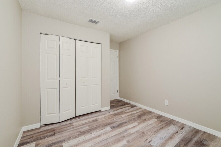 Building Photo - 550 Conure St
