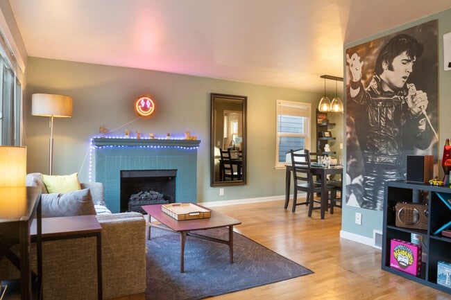 Building Photo - 11315 Roosevelt Way NE