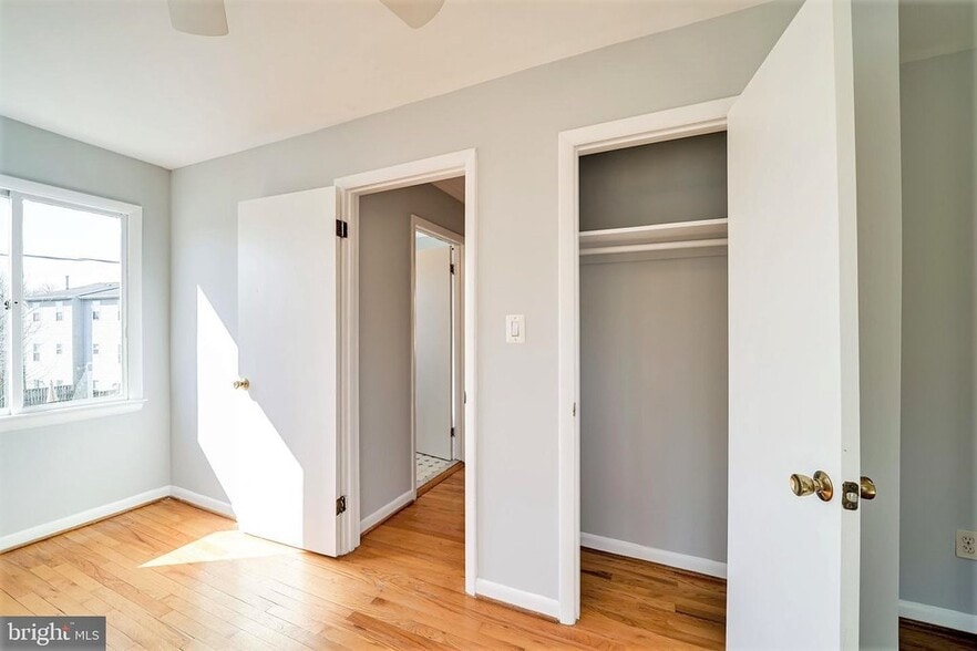 Building Photo - 1912 S Glebe Rd