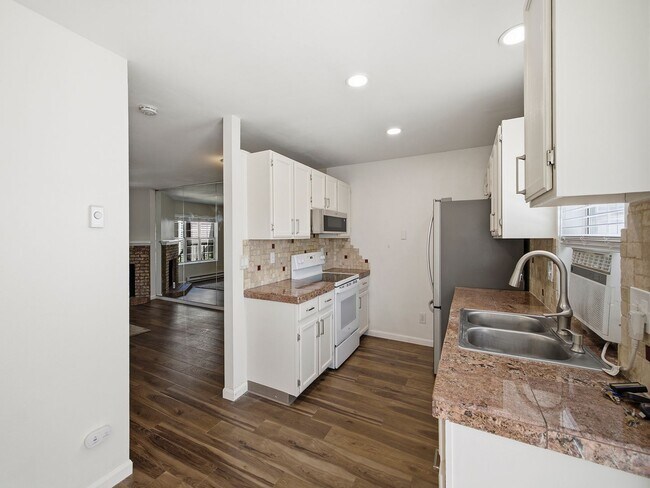 Building Photo - 2828 Silverplume Dr