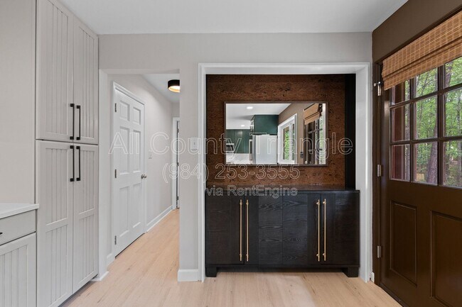 Building Photo - 5105 Pine Dr