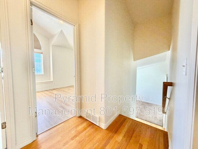 Building Photo - 717 E Hundley Hvn Cir