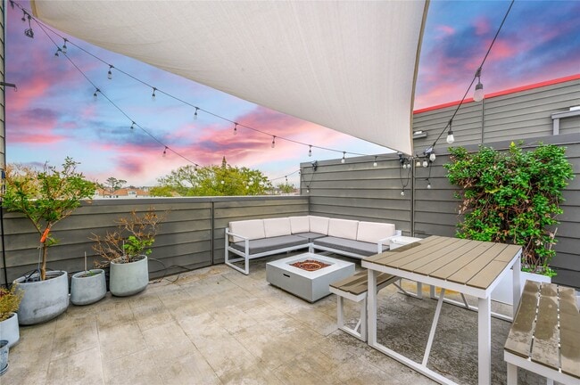 Building Photo - 1141 W 18th St