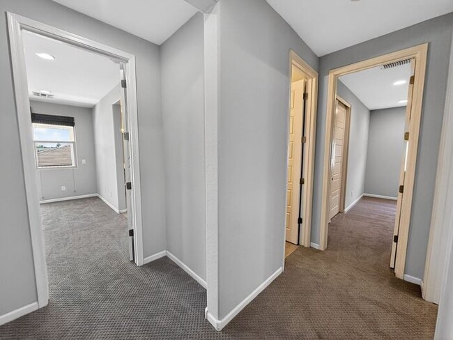 Building Photo - Stunning 5 Bed/5Bath Home in Gated Community – Over 3,100 SqFt of Modern Living -New Carpet throu...