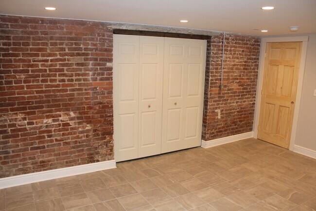 #4 - 5825 Bartlett St