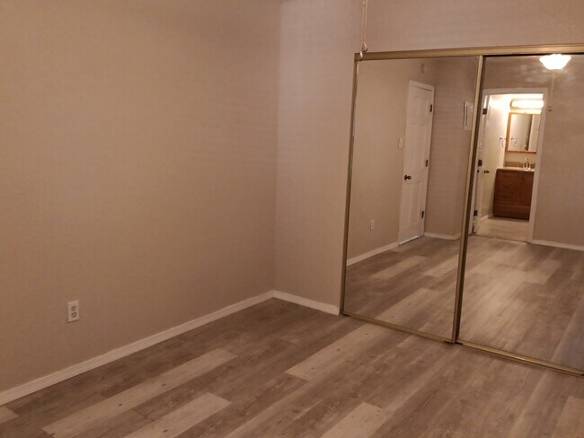 Building Photo - 1-bedroom, 1-bathroom home located in the vibrant city of Albuquerque