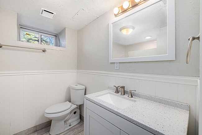 Building Photo - Charming 4Bed/2Bath with Two Huge Backyard