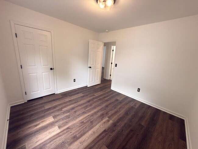 Building Photo - Move-In ready-Rosewood 3BR w/ Fenced Yard + Pet Friendly