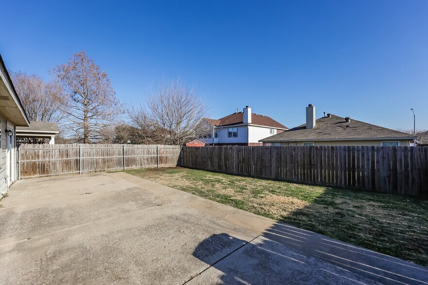 Building Photo - 4701 Palm Ridge Dr