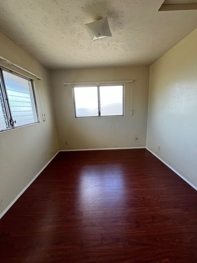 Building Photo - 525