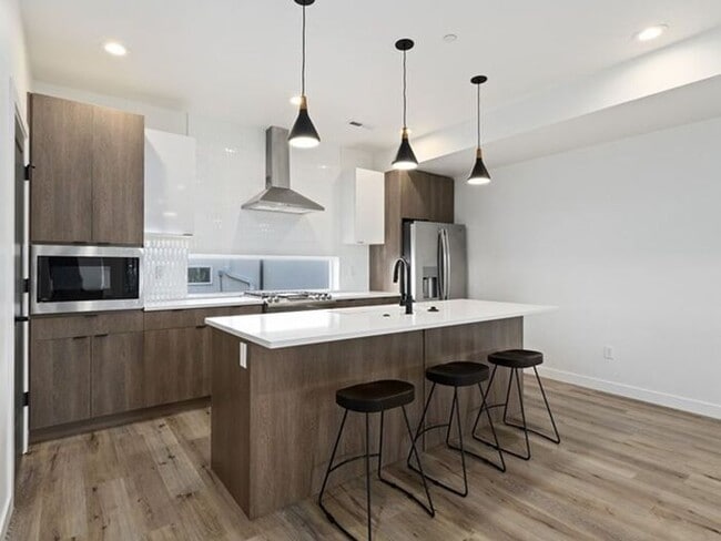 Building Photo - Downtown Beautiful 4 bed, 4 bath town-home