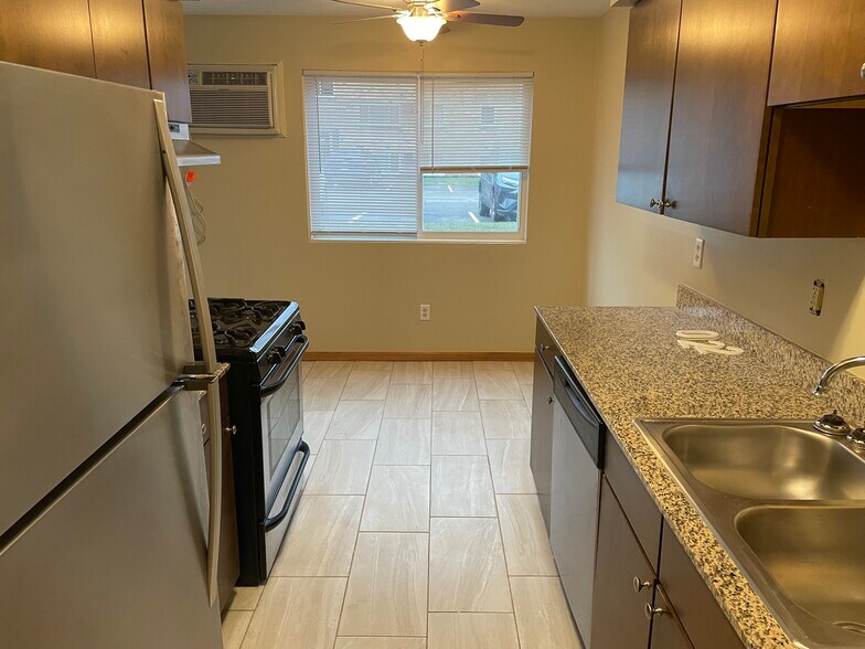 Kitchen - 5747 Glenwood Ave