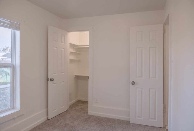 Building Photo - UPDATED 2 Bedrm  1Bath Home - Granite, Stainless Steel Appliances