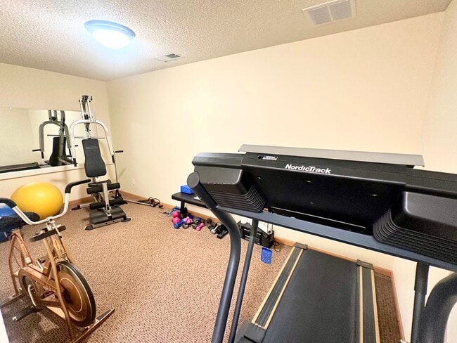 Building Photo - Modern 2-Bedroom Condo with Balcony & Heat...