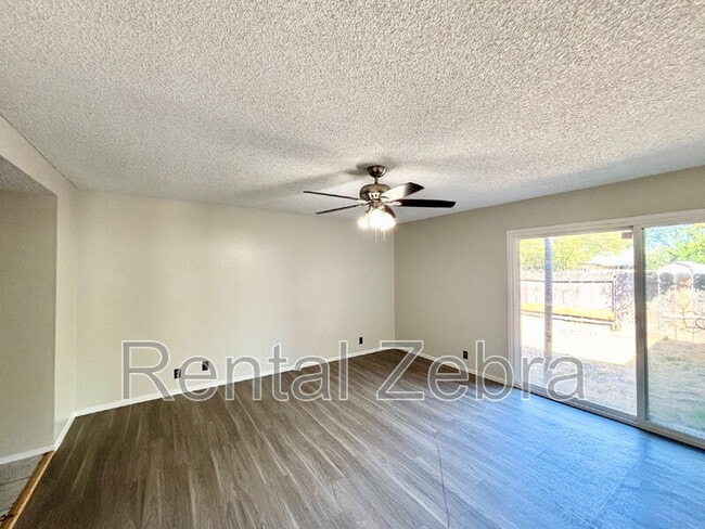 Building Photo - 3047 Bedford Dr