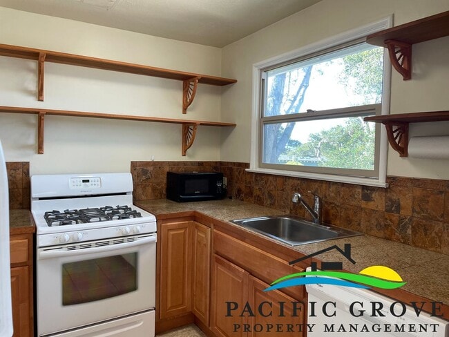 Building Photo - Available Soon! Two Bedroom with Bonus Room in Pacific Grove!