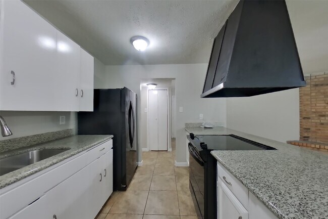 Building Photo - 5030 Ridgecreek Dr