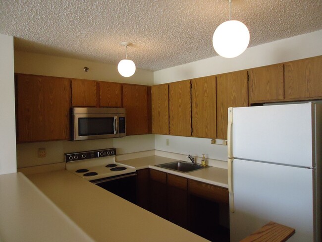 Building Photo - Pearl Regency 1 Bedroom, 1 Bath, with 1 pa...