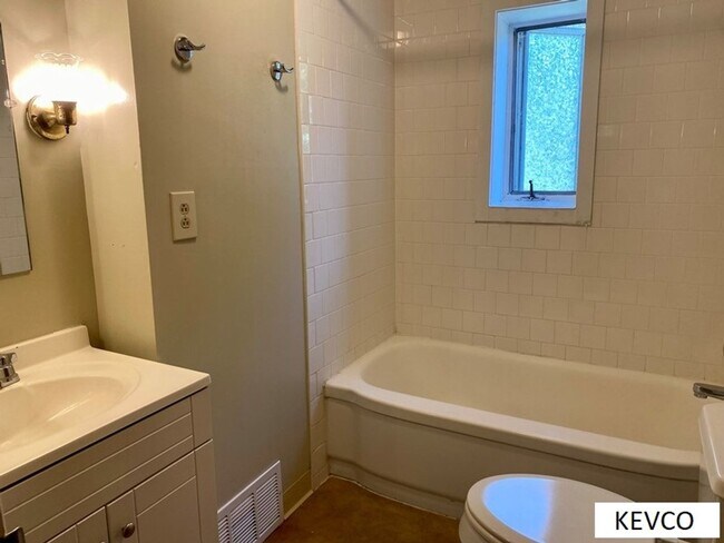 Building Photo - Adorable Two Bedroom House!