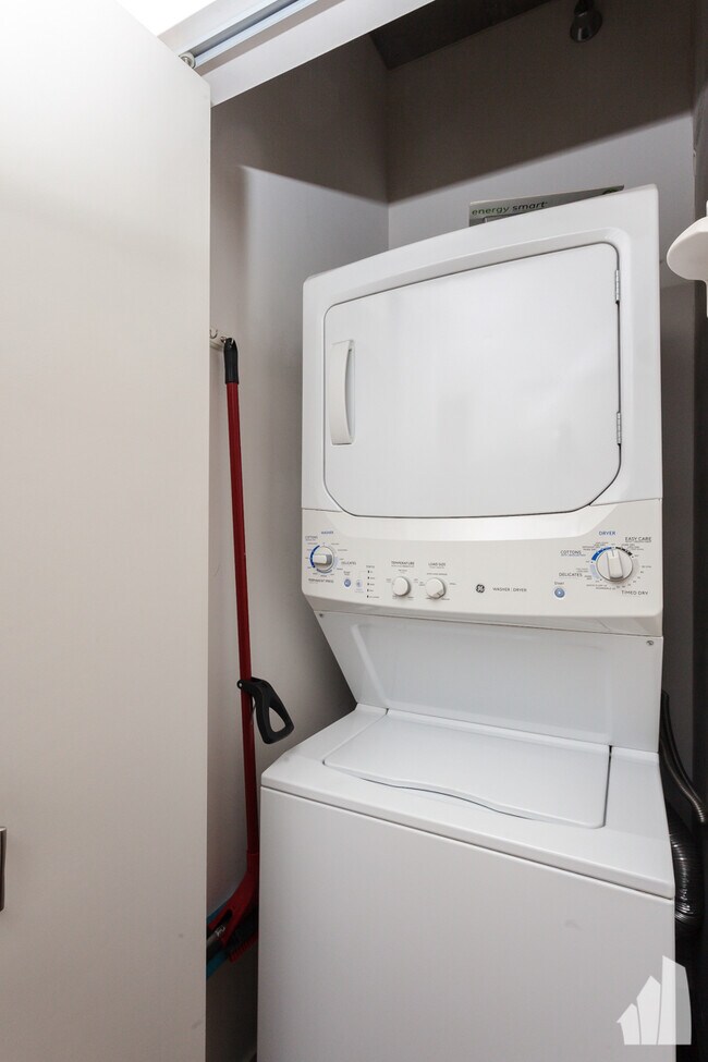 Building Photo - 235 W Van Buren St