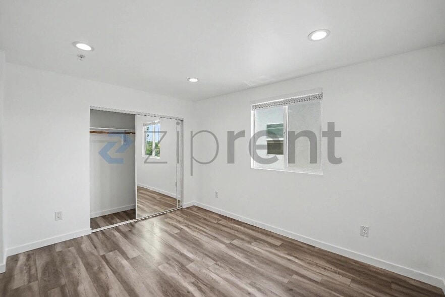 Building Photo - Unit