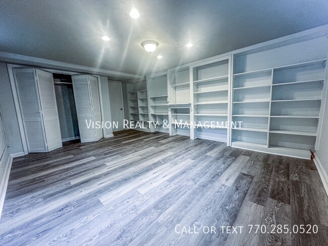 Building Photo - Newly Renovated 3BR 1 BA