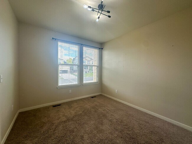 Building Photo - This 4bd home is waiting for you!