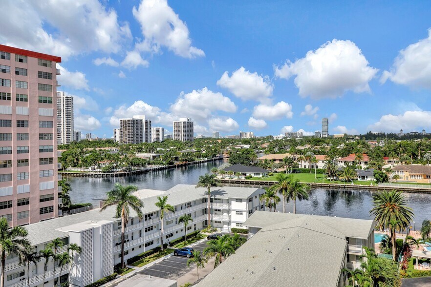 Building Photo - 3113 S Ocean Dr