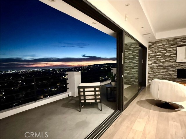 Building Photo - 2287 Sunset Plaza Dr