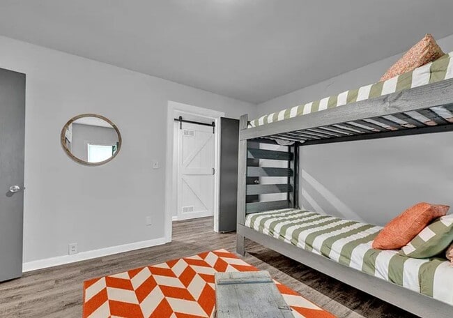 Building Photo - 4 bedroom 2 Bath - Available Now on Main A...