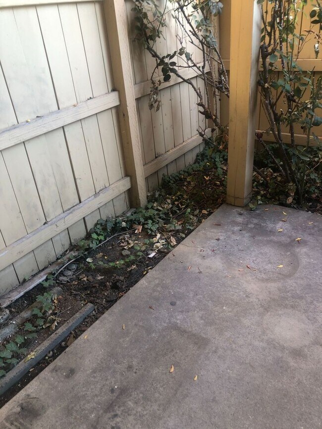 Building Photo - Convenience galore is what describes this condo!