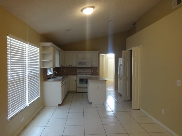 Building Photo - 1040 Pineview Ct