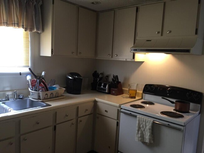 Building Photo - Spacious 2 Bedroom with LOFT!
