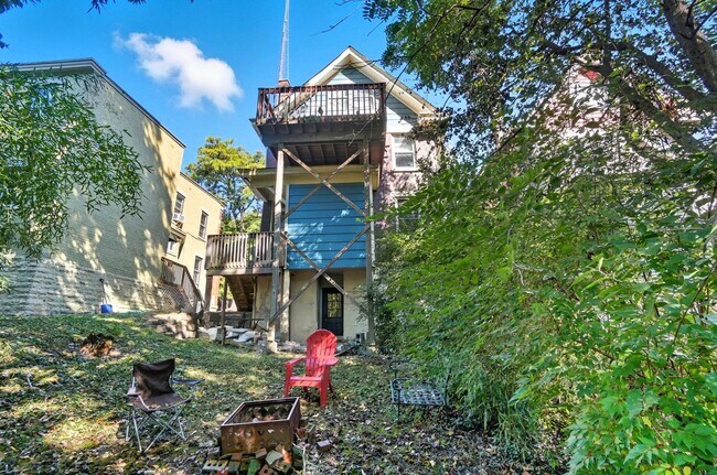 Building Photo - Emming Duplex